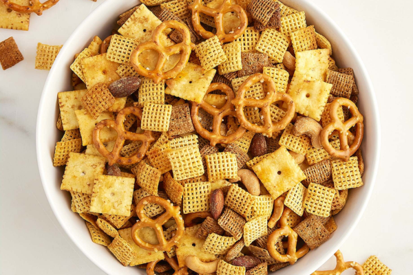 homemade-white-cheddar-spicy-chex-party-mix
